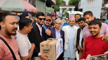 राष्ट्रपतिको नाममा पोखरामा चन्दा संकलन, खगराजले दिए पाँच रुपैयाँ (भिडियाे)